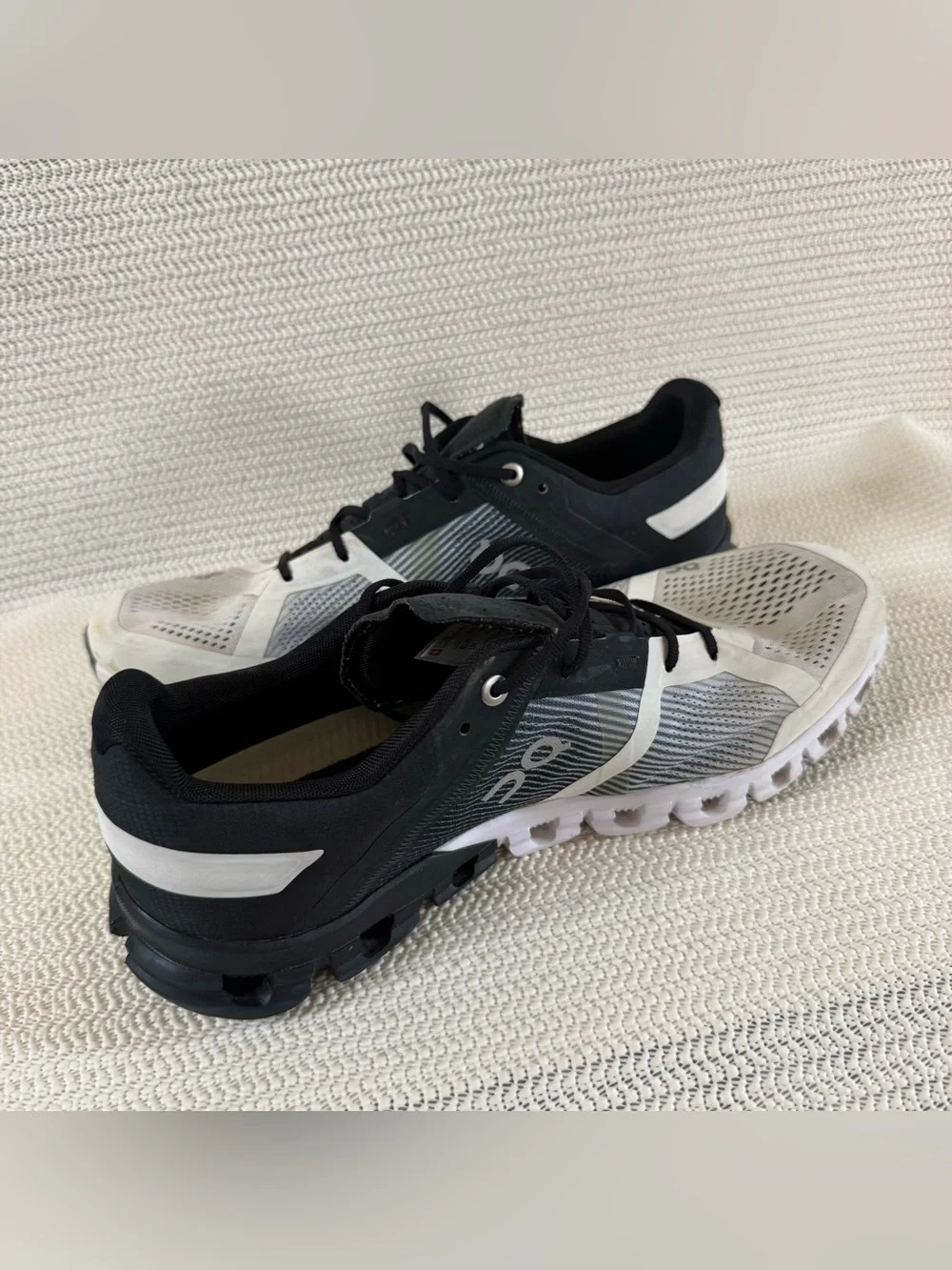 On Cloud X Men’s Size 10 Black White CloudTec Running Training Shoes Sneakers